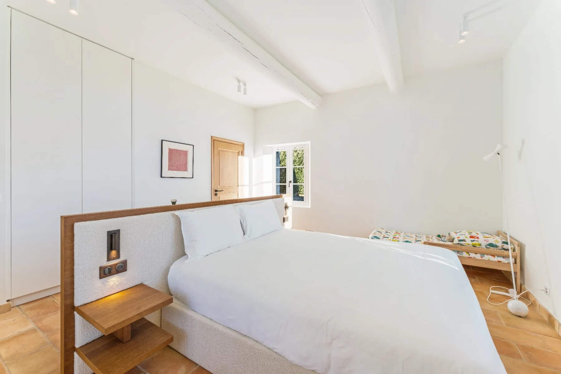 The main bedroom, king-size bed facing the Luberon