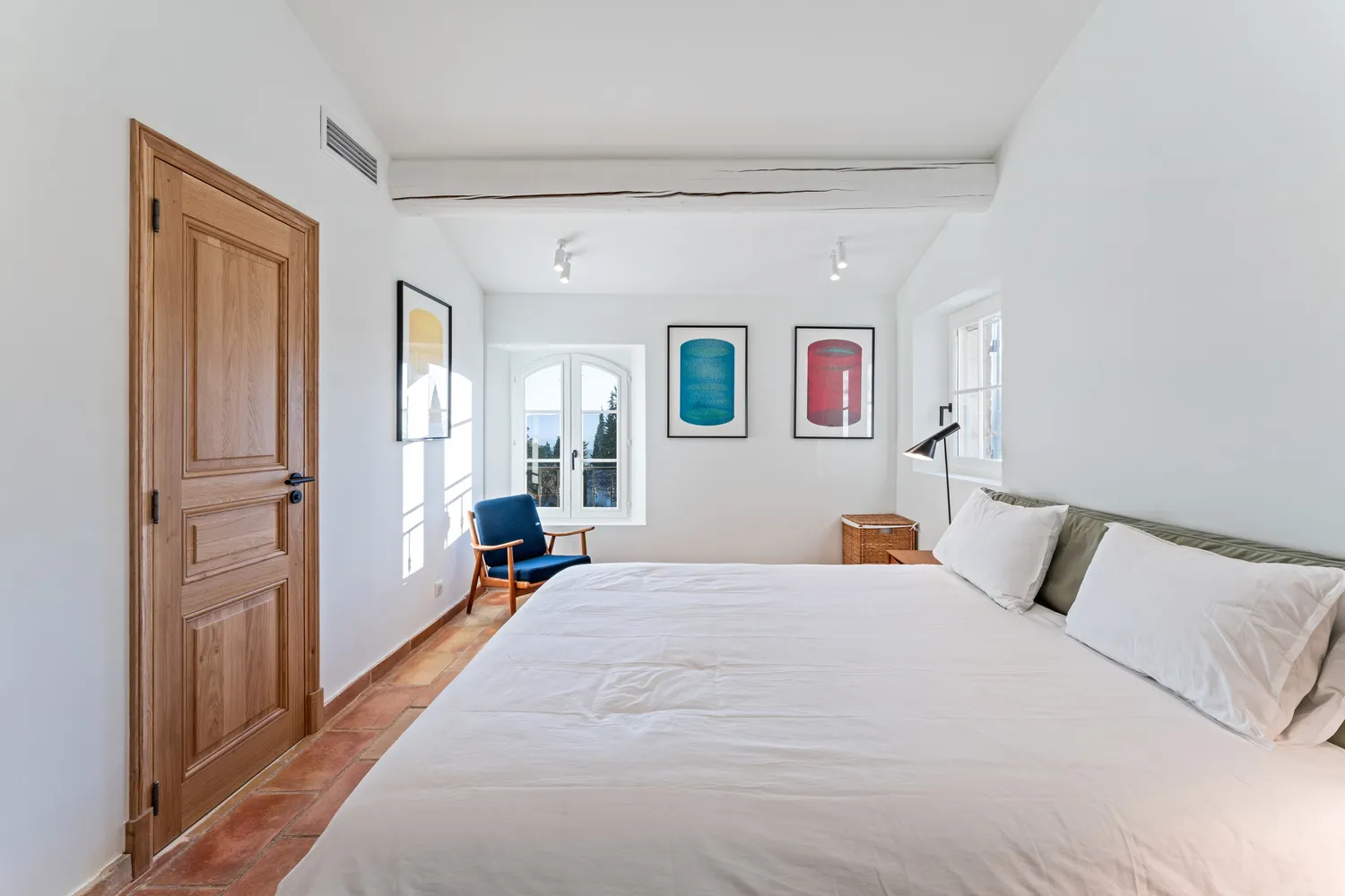 Bedroom with king-size bed, arched window and terracotta floor